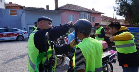 J­a­n­d­a­r­m­a­ ­e­k­i­p­l­e­r­i­ ­v­a­t­a­n­d­a­ş­l­a­r­a­ ­k­a­s­k­ ­v­e­ ­r­e­f­l­e­k­t­ö­r­ ­d­a­ğ­ı­t­t­ı­